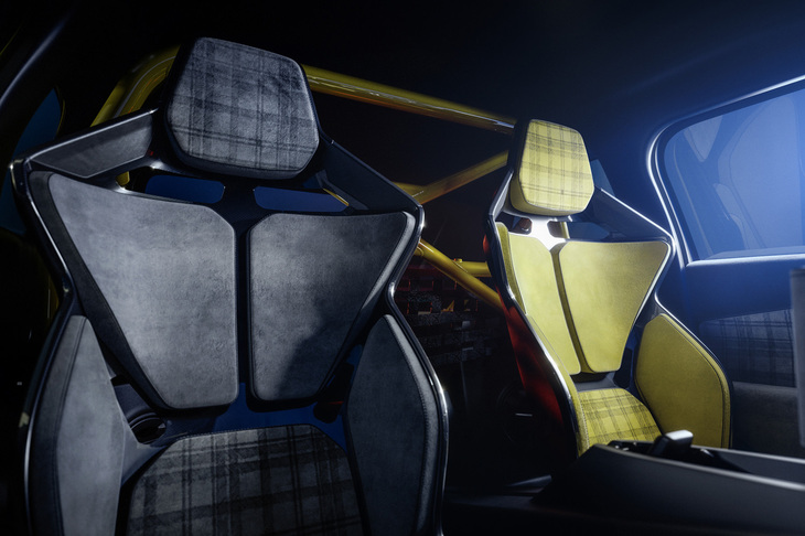 バケットタイプのシートは、左右で表皮カラーが異なっている。シート背面に備わるイエローのロールケージも「5ターボ3E」の特徴である。