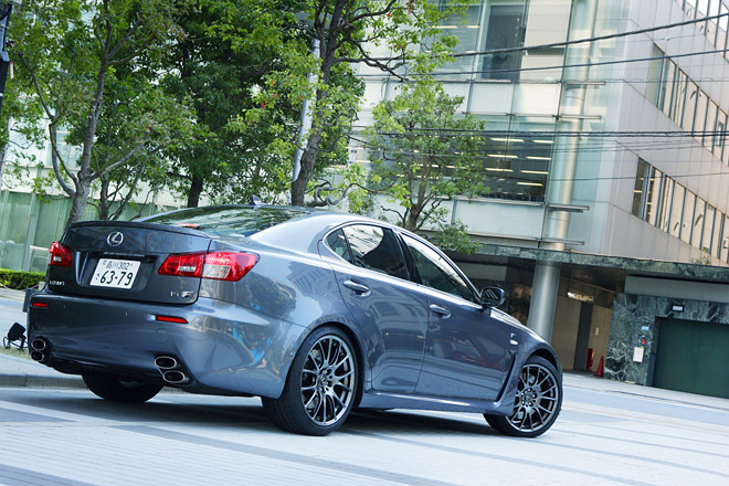 先代モデルにあたる「レクサスIS F」（2007年）は、今でも印象的な高性能セダンだ。同モデルもリアエンドには4つのパイプが並んでいた。（写真＝荒川正幸）