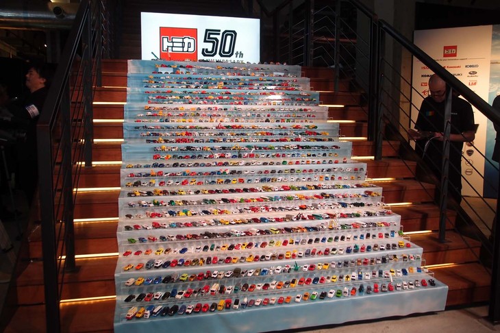 発表会の会場入り口では、階段状のディスプレイ台に並んだ1000台のトミカが来場者を迎えた。