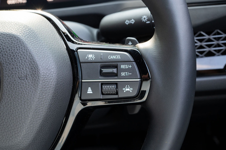 車線変更の承認スイッチは、ステアリングの右スイッチパネルの右下に、車線維持支援システム（LKAS）のスイッチに代わるかたちで備わっている。これにより「アコードe：HEV Honda SENSING 360＋」では、ACC作動中にLKASの作動のみをオフにすることはできなくなった。