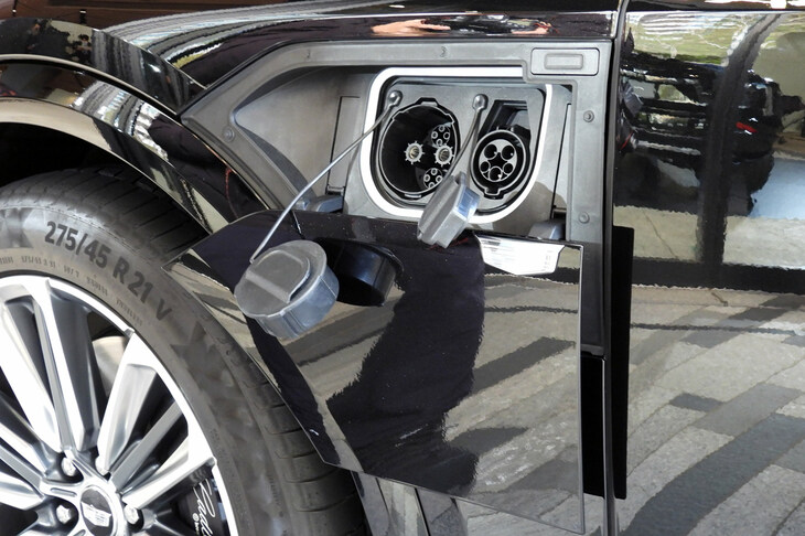 充電口は車体の左側に装備される。