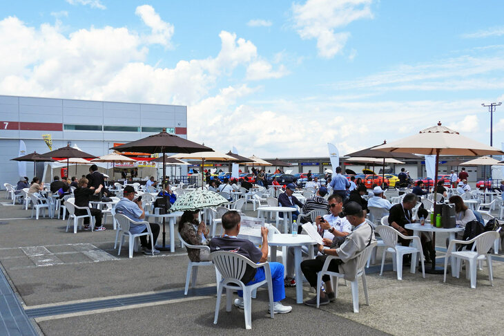 パドックのテーブルスペースにて、思い思いにくつろぐ「CHEVROLET FUN DAY 2024」の来場者。