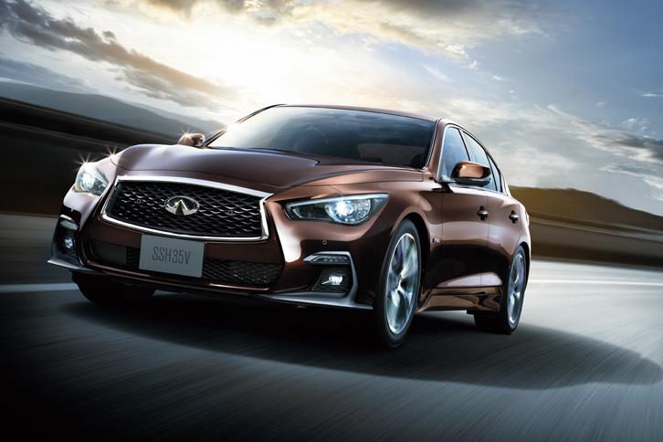 通算で13代目となる現行型「日産スカイライン」が発売されたのは、2013年11月のこと。海外仕様と同じインフィニティのエンブレムが装着されている。