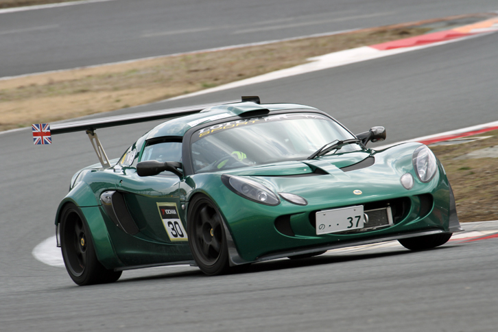 「ロータス・クラブマン」と題されたスポーツ走行を走る「エキシージS」。テールウイング両端に描かれたユニオンジャックがポイント。