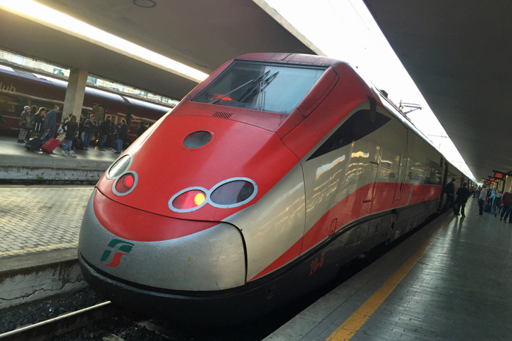 イタリアの特急車両、フレッチャロッサ。フィレンツェ駅で。