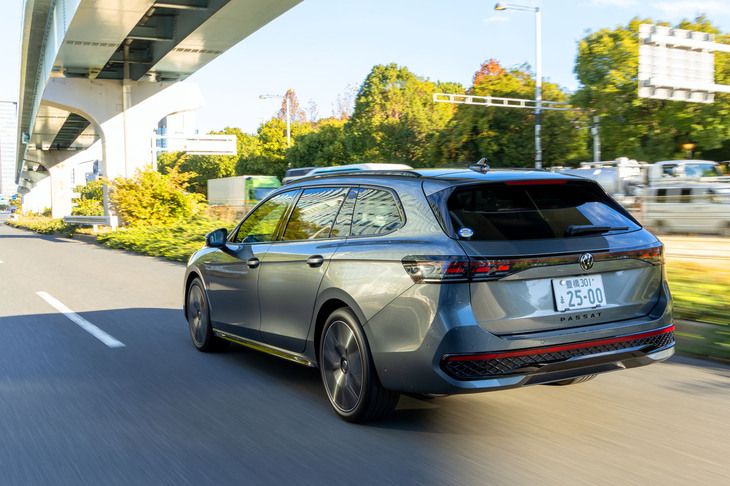 「Rライン」グレードはスポーツサスペンションを装着。19インチホイールとの組み合わせによる走りは、スポーティーなテイストを好むユーザーも満足できるに違いない。