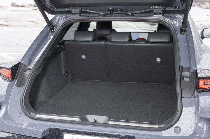 荷室の容量は397リッター。後席使用時は9.5インチのゴルフバッグを斜めに1個、後席格納時は並べて4個積めるとのことだが、2人乗り状態で4個積むというケースはあまりなさそう。