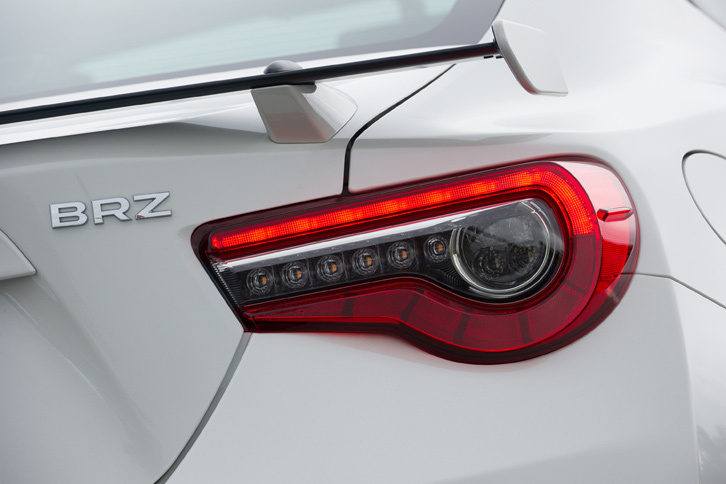 ライト類では、ヘッドランプ、テールランプ、「S」や「GT」に装備されるフロントフォグランプのすべての光源にLEDが採用された。