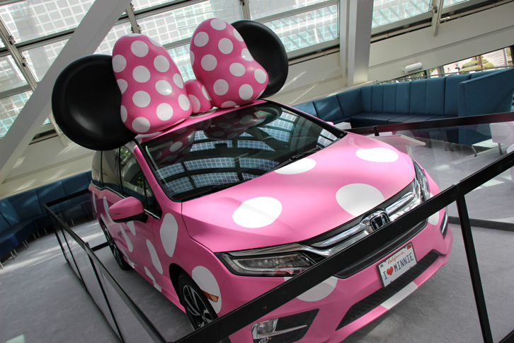 ホンダは、ミニーマウス風「オデッセイ」でアピール。