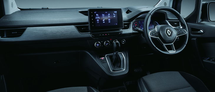 100台限定で販売される7段AT車のインストゥルメントパネル。