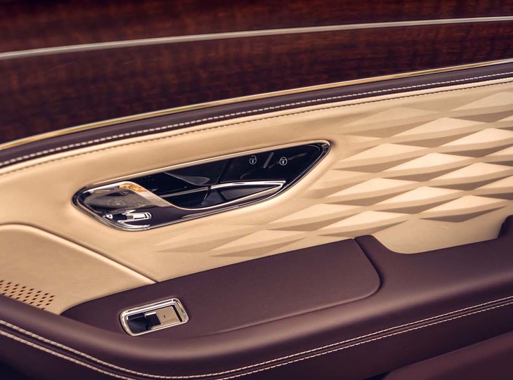 ドアの内張には、「三次元テクスチャードレザー仕上げ」と呼ばれる凝った意匠が見られる。