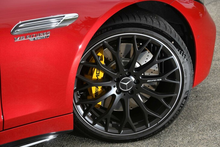 タイヤ＆ホイールは21インチ。鍛造ホイールもオプション設定されている。