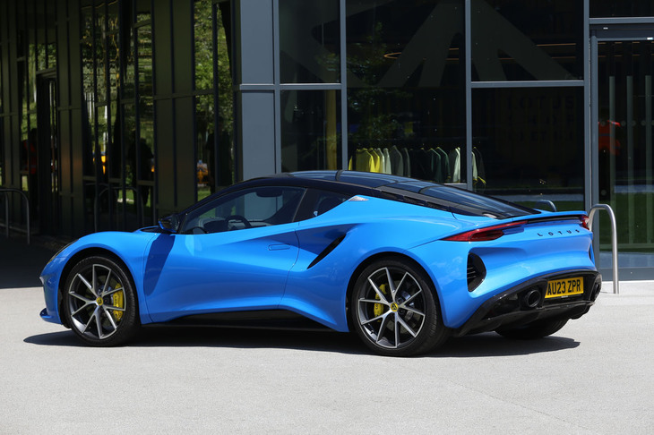 「エミーラ ファーストエディション」の外板色は写真の「セネカブルー」のほか、「マグマレッド」「ヘセルイエロー」「ダークバーダント」「シャドーグレー」、そして「ニンバスグレー」の全6色から選択できる。