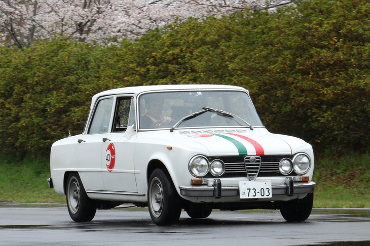 1965年「アルファ・ロメオ・ジュリア スーパー」に乗る勅使河原隆弘さんは、車いす使用のハンディを克服して2010年、2011年に「フォルクスワーゲン・ゴルフGTI」カップのゴルフ5クラスを2連覇した経歴の持ち主。今回は都合によりコドライバーなしのソロドライブだったが、それでも3位入賞。
