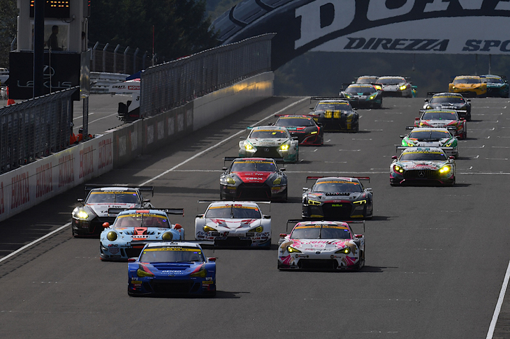 GT300クラスでは、No.61 SUBARU BRZ R&D SPORT（写真先頭）が圧倒的な強さを見せて勝利した。