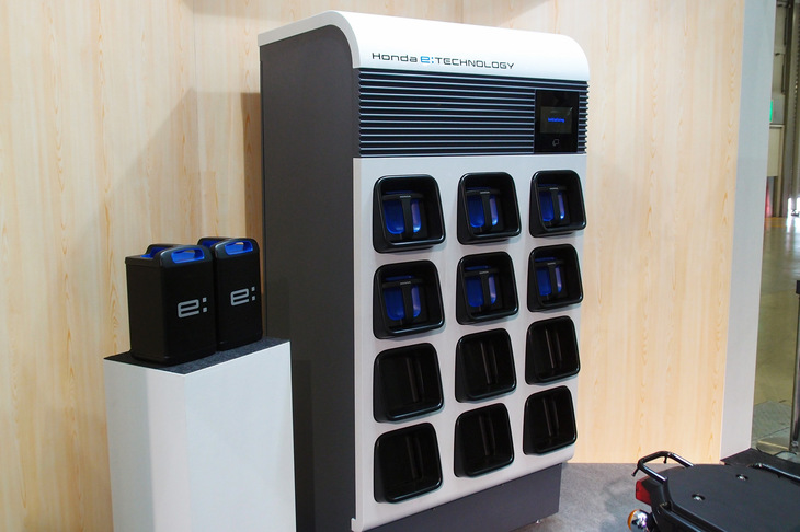 ホンダブースにひっそりと展示された、交換式バッテリー「モバイルパワーパック」の交換ステーション。これほど注目されるイベントとなったのだから、国内メーカーは情報発信の場としても、もっとモーターサイクルショーを活用するべきだろう。