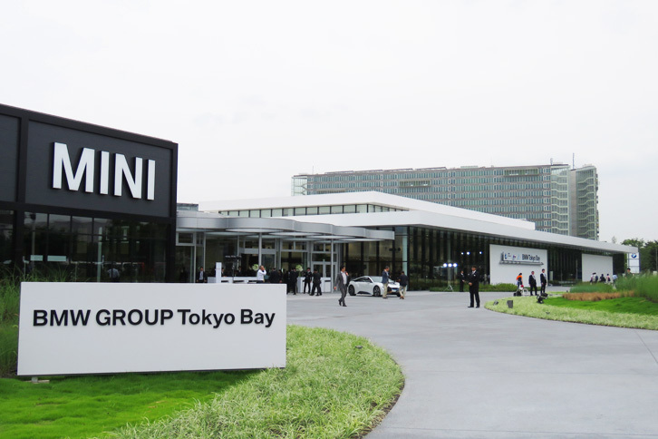 「BMW GROUP Tokyo Bay」は、東京の臨海副都心地域に誕生したBMWグループの新しい販売拠点である。