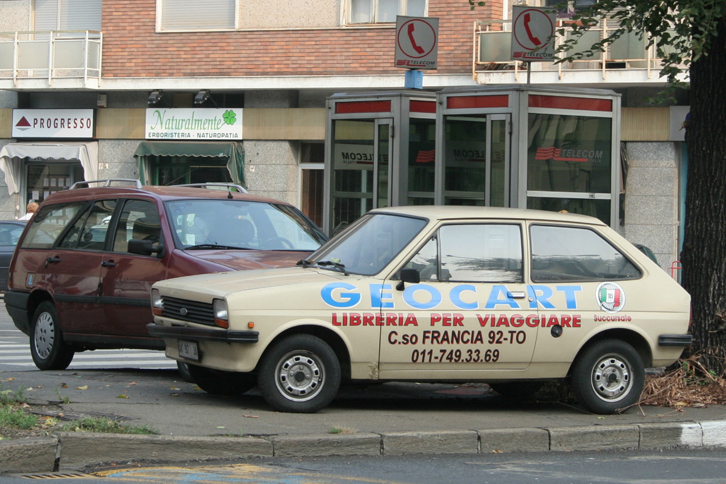 イタリアのトリノで。旅行書専門書店のアイキャッチにされた初代「フォード・フィエスタ」（1973-83年）。新車当時日本でもHISCOが販売した。