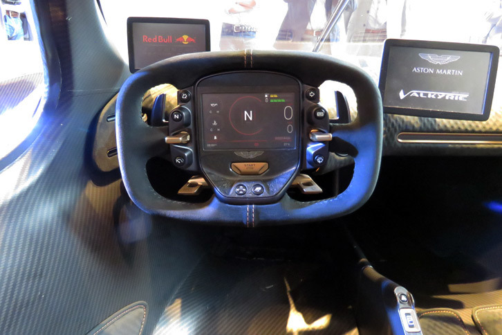 アストンマーティン・ヴァルキリー（ステアリングホイール）