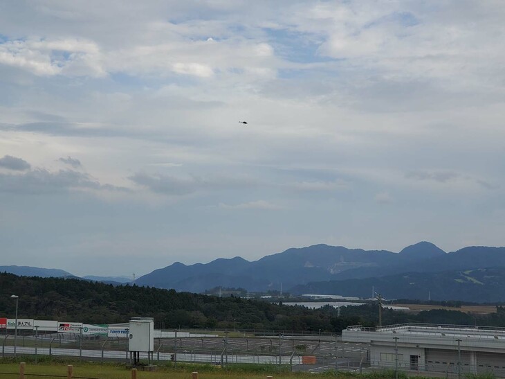 ホテルの外には、1機のヘリコプター。現在、非日常的な体験ができるアクティビティーとして、富士スピードウェイ上空の遊覧サービスが検討されている。県外からサーキットまでの移動手段としてのヘリコプター・チャーターは既に運用されており、例えば東京・豊洲から富士スピードウェイまでの移動は所要時間30～40分、費用は46万円ほどになるという。