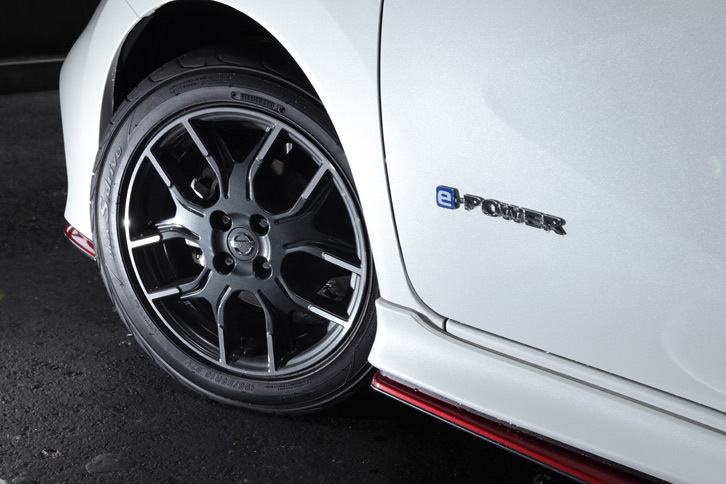 タイヤサイズは195/55R16 87V。「ヨコハマDNA S.drive」が装着される。