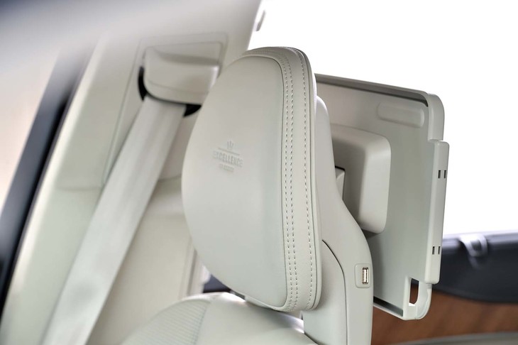「EXCELLENCE」ロゴのエンボス加工が施された前席のヘッドレスト。その背面には、後席乗員用のiPadホルダーが備わる。