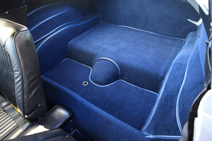 C2「コルベット」のラゲッジルーム。リアゲートはなく、シート側から荷物を積む格好となる。