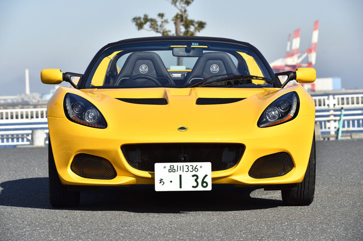 エアコン、オーディオなどを取り払ったことにより、車両重量は従来型比で15kg減の880kg（車検証記載値）を実現している。