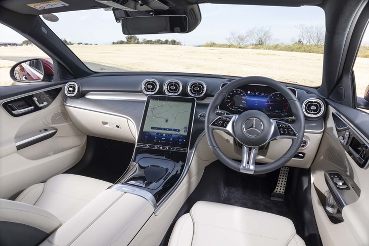 11.9インチの縦型モニターが主張するインテリアのつくりは「セダン」や「ステーションワゴン」と変わらない。試乗車の内装色は「マキアートベージュ／ブラック」。