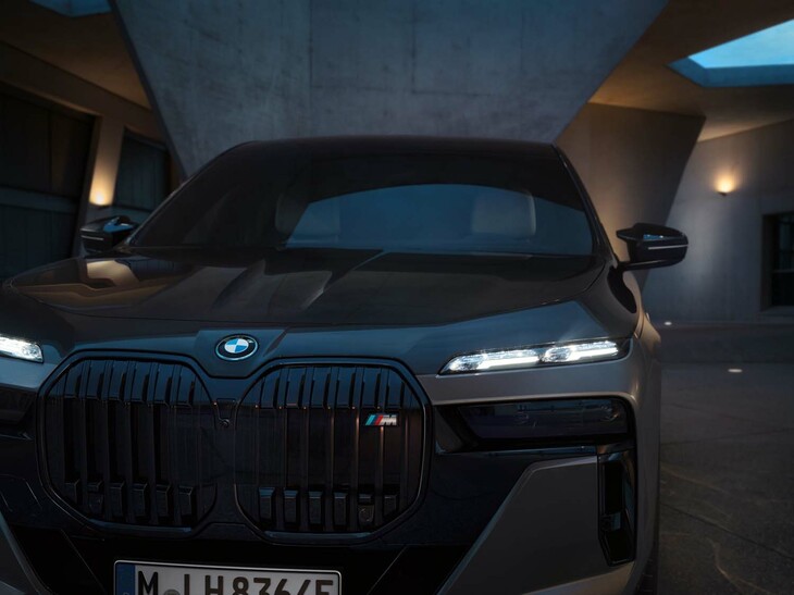 BMW M760e xDrive（フロントまわり）