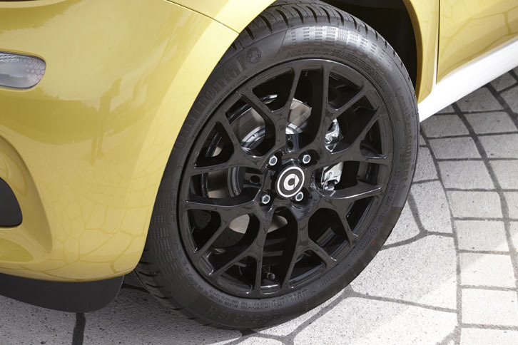 「フォーフォー ターボ」は、ほかの「フォーフォー」とは異なるブラックペイントの16インチアルミホイールを装着する。