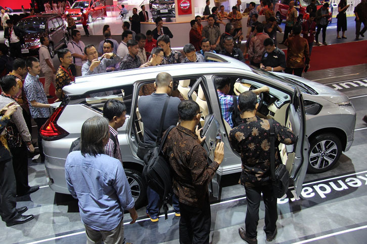 インドネシア国際オートショーで世界初公開された「三菱エクスパンダー」。プレスデーも一般公開日も、文句なしに一番人気でした。エンジンは1.5リッターで、シートは3列。でも日本の一般的なミニバンと違ってリアドアもスイング式です。ライバルは「トヨタ・アバンツァ」とその兄弟車の「ダイハツ・セニア」、そして「スズキ・エルティガ」など。ライバルよりも広い居住空間が自慢で、その決め手は車体サイズがひとまわり大きいことにあります。