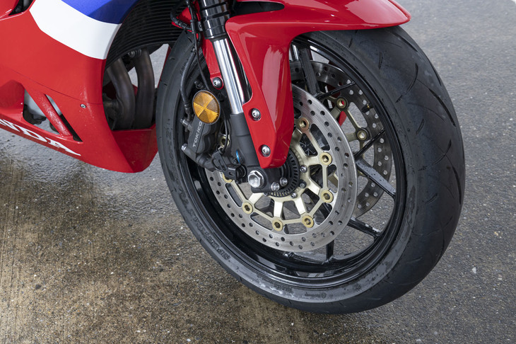 ブレーキは前がφ310mmのダブルディスクに対向4ピストンキャリパー、後ろがφ220mmのディスクにシングルキャリパーの組み合わせ。制動力の高さはもちろん、キャリパーの剛性を高めるなどして、優れたコントロール性も追求している。