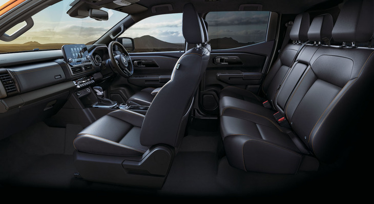 「トライトン」も「ハイラックス」も国内向けは5人乗りのダブルキャブのみの設定。前者の上位グレード「GSR」はレザーシートを装備する（「GLS」はファブリック）。