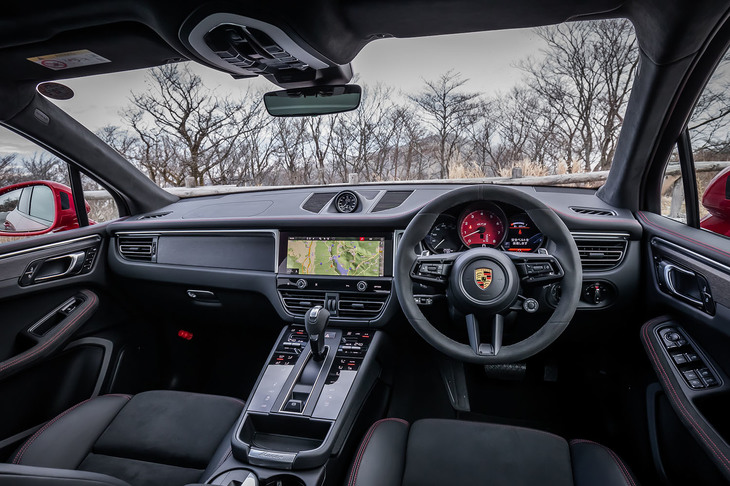 リニューアルされた「マカンGTS」のインテリア。タッチ式となったセンターコンソールパネルやブーツレスのシフトセレクターレバーなどが新しい。ヒーター付きの「GTスポーツステアリングホイール」は、レーステックと呼ばれるマイクロファイバー素材で仕立てられている。