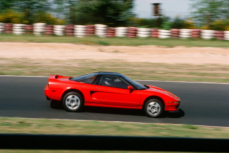 ドイツのニュルブルクリンクを走行する「NSX」の試作車。テストは速度無制限の高速道路、アウトバーンなどでも行われた。