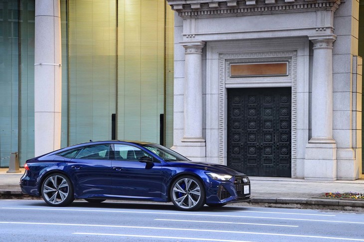2021年の2月からデリバリーが始まった新型「アウディRS 7スポーツバック」。全長5010mmにも達する伸びやかなクーペボディーが美しい。
