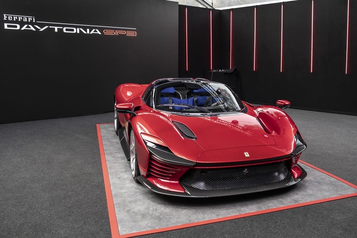 イタリアで初公開された「フェラーリ・デイトナSP3」。限定モデル「イコナ」シリーズ第3弾となるこのモデルの詳細をお伝えします。（photo：フェラーリ）