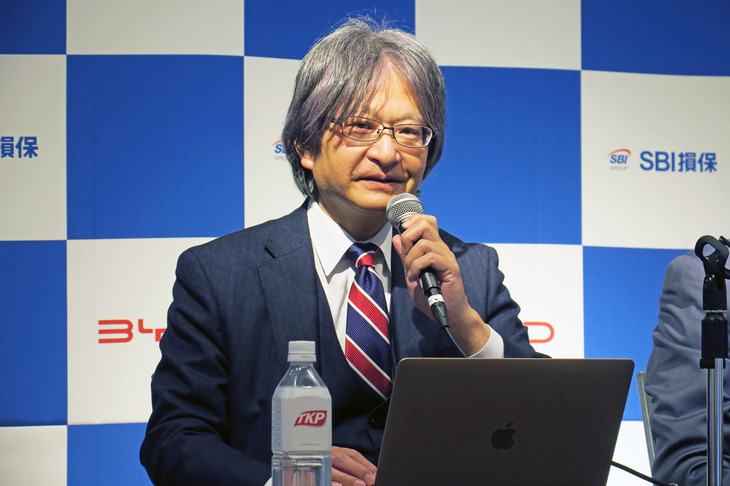 SBI損保の商品について説明する五十嵐社長。契約者に顧客満足度の高い商品を提供するとともに、保険契約のデジタル化により、ディーラースタッフの負担軽減にも貢献したいと述べた。