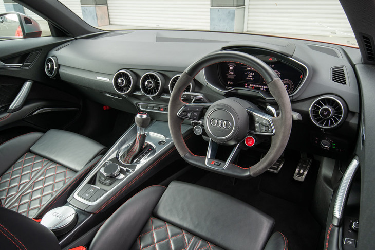 「TT RSクーペ」のインテリア。アウディドライブセレクトの操作ボタンは、ステアリングスポークに配されている。