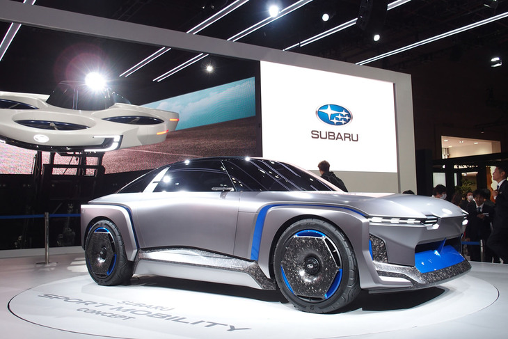 「スバル・スポーツモビリティー コンセプト」（写真右手前）と「エアモビリティー コンセプト」（同左奥）。