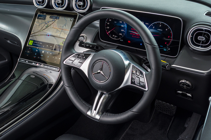 ステアリングホイールはウレタン……ではなく本革巻き。「AMGラインパッケージ」装着の場合は横スポークが上下2分割されたスポーツステアリング（ナッパレザー巻き）となるが、スポークのスイッチでできることは変わらない。