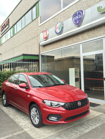 往年のネームを引っ提げて2015年に復活した「フィアット・ティーポ」。写真のセダンに続き、2016年に入って5ドアおよびワゴンも発売された。