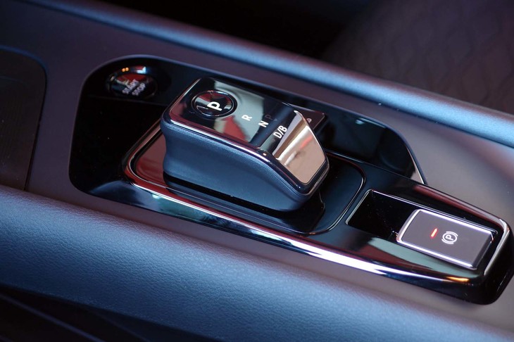 バイワイヤ式のシフトセレクター。そばには走行モードの選択スイッチがレイアウトされている。