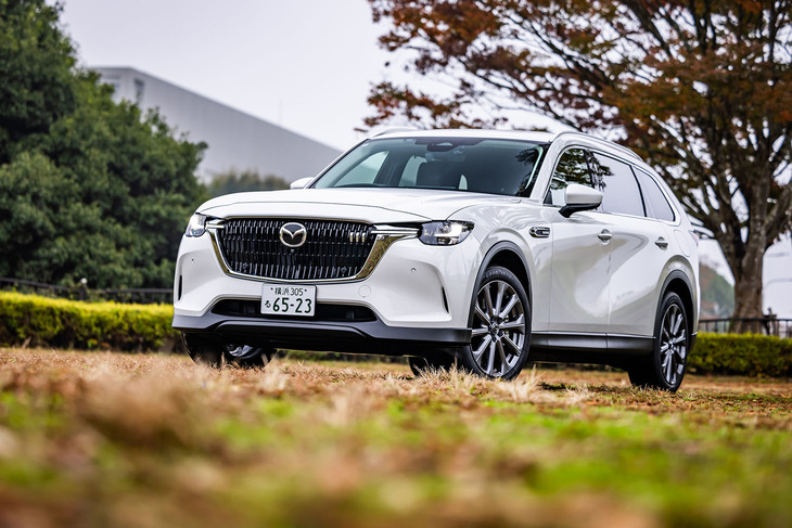 2024年8月に詳細が発表され、同年10月に販売が開始されたマツダの新型クロスオーバーSUV「CX-80」。「CX-8」の後継を担う3列シートの大型SUVで、日本市場ではマツダの新たなフラッグシップモデルに位置づけられている。