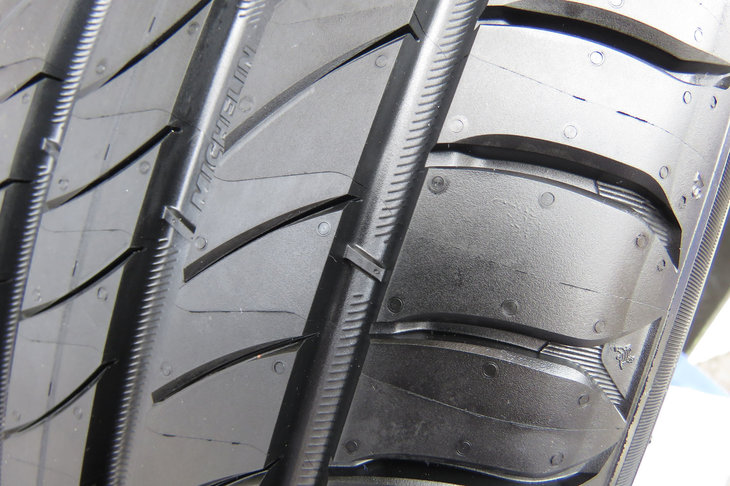 トレッド面に施されたスリップサイン。2本目の主ミゾのものには「MICHELIN」の文字が施されている。
