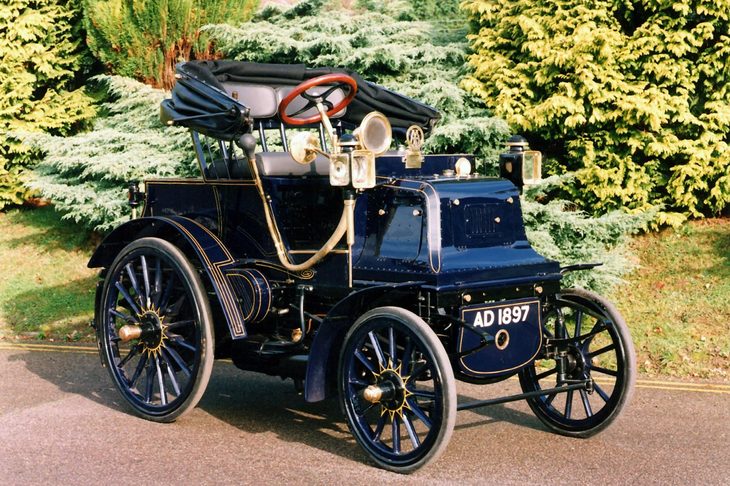 イギリス最古の自動車メーカーとされるデイムラーは、1893年に独ダイムラーからエンジンの製造権を取得。赤旗法が廃止された1896年に自動車メーカーとなった。写真は1897年製「グラフトン フェートン」。（写真：Newspress）