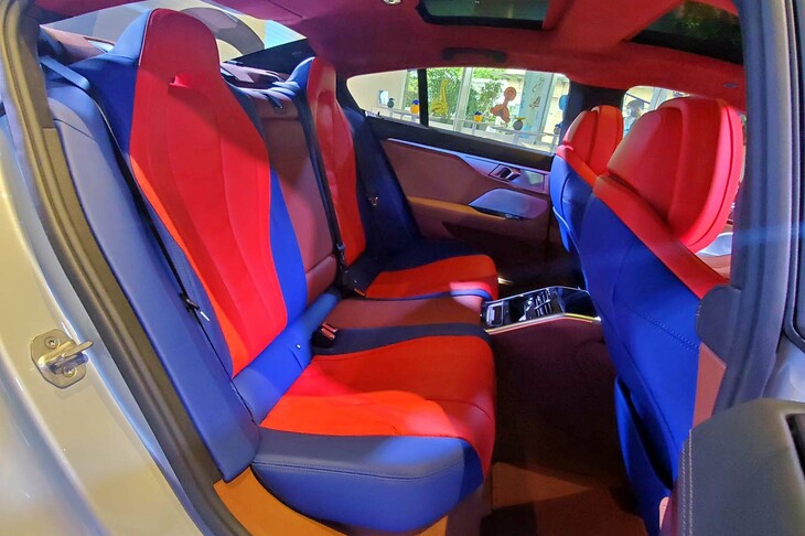 THE 8 X JEFF KOONS（リアシート）