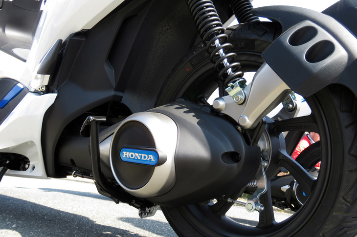 スイングアームに内蔵されるのは、コンパクトなモーターと配線類のみ。マフラーもないので、リアホイールまわりは非常にすっきりとしたデザインだ。