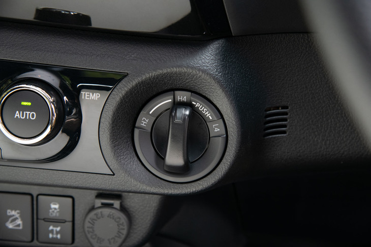 駆動方式は副変速機付きのパートタイム4WDで、ダイヤル式のコントローラーで操作する。車輪の空転を抑制するアクティブトラクションコントロールやヒルディセントコントロール、リアデフロックなど、悪路走行をアシストする装備は充実している。